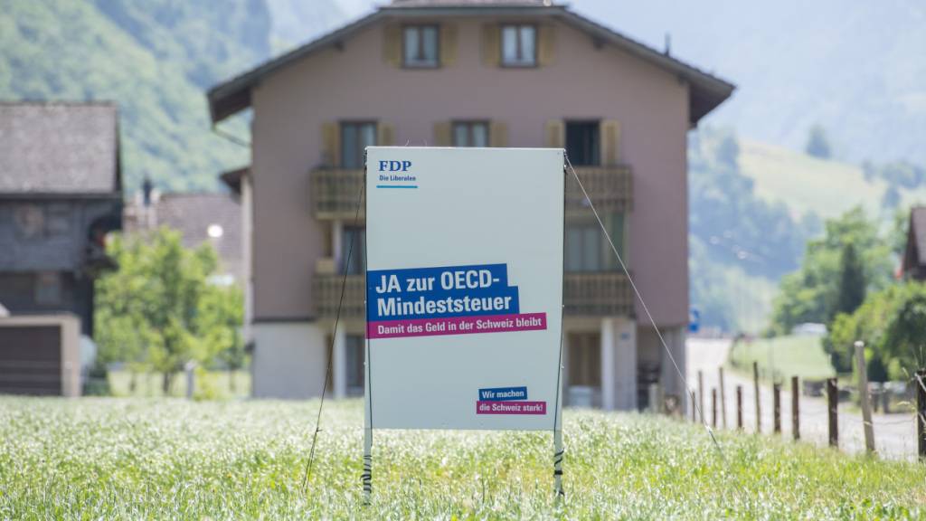Die Schweizer Stimmberechtigten haben 2023 über die Einführung der OECD-Mindeststeuer für die Gewinne grosser internationaler Unternehmen abgestimmt. (Archivaufnahme)