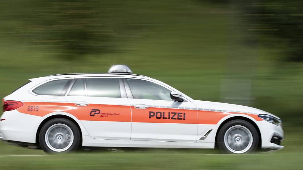 Die Kantonspolizei Zürich musste am Mittwochabend zu einem Einsatz ausrücken. Eine Motorradfahrer starb nach eine Kollision mit zwei Feuerwehr-Fahrzeugen noch an der Unfallstelle. (Symbolbild)