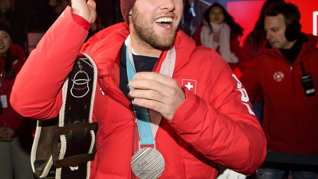 Der Schweizer Skicrosser Marc Bischofberger feiert seine Silbermedaille