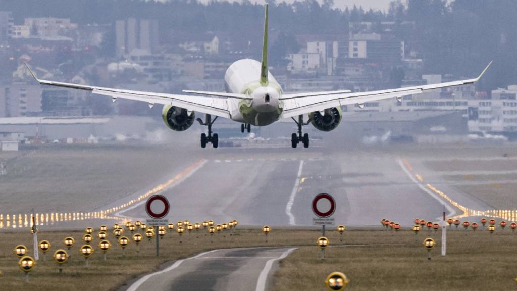 Erneut mehr Starts und Landungen am Flughafen Zürich im Juli (Symbolbild)