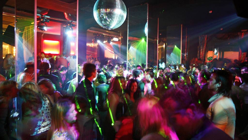 Nachtschwärmer feiern in einem Nachtclub (Symbolbild).