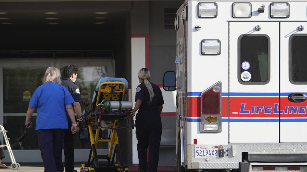 Ein Krankenwagen kommt am CHA Hollywood Presbyterian Medical Center an. In Südkalifornien hat sich der Corona-Notstand verschärft. Foto: Damian Dovarganes/AP/dpa