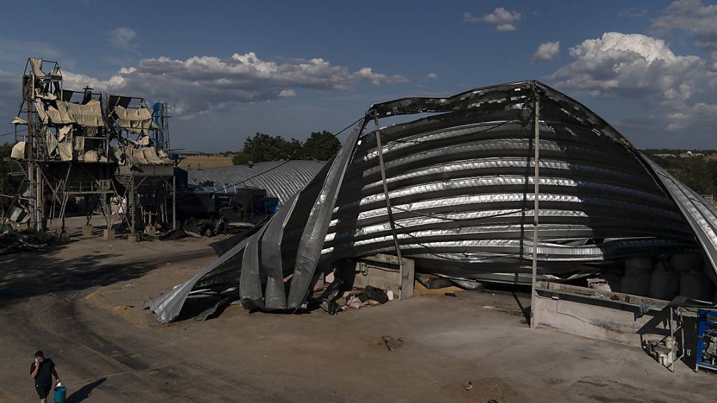 dpatopbilder - Ein Angestellter geht am 22. Juli an Lagerhäuser einer Getreidefabrik entlang, die laut Angaben der Ukraine durch russische Raketenangriffen zerstört wurden. Foto: Jae C. Hong/AP/dpa