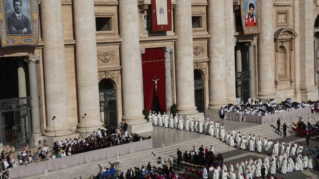 Einzug der Priester zur Eucharistiefeier unter dem Vorsitz des Heiligen Vaters, Papst Leo XIV. Die Laien Pier Giorgio Frassati und Carlo Acutis werden Heilig gesprochen. Papst Leo XIV. hat die Aufnahme des 2006 an Leukämie verstorbenen Teenagers Acutis in das Verzeichnis der Heiligen verfügt. Foto: Marco Iacobucci/IPA via ZUMA Press/dpa