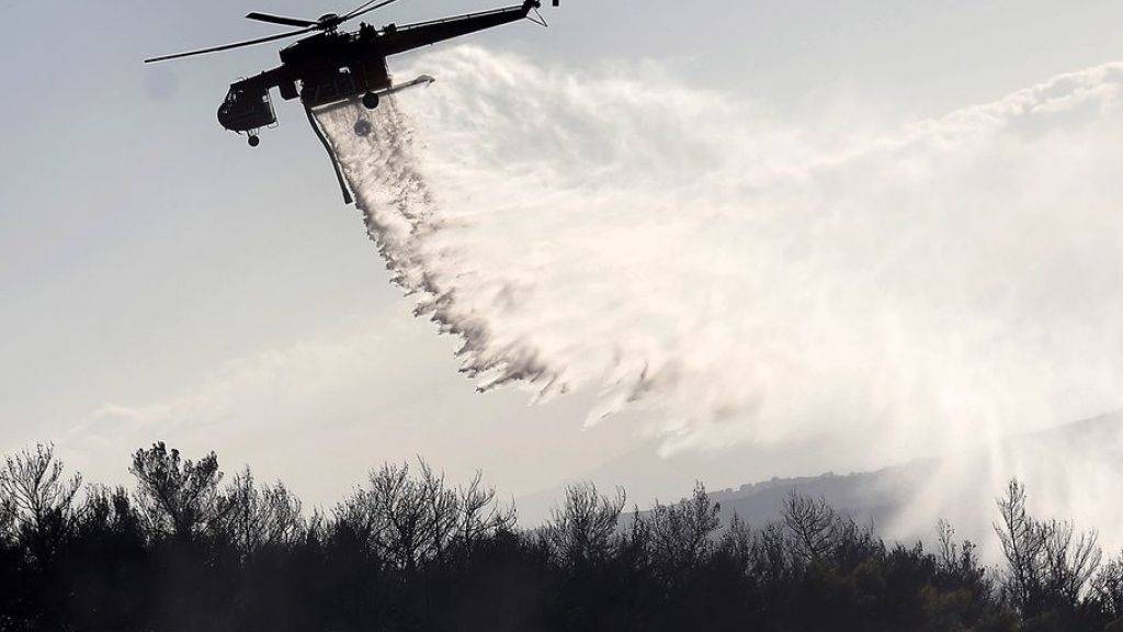 Ein Löschhelikopter hilft bei der Bekämpfung eines Brandes auf dem Berg Ymmitos ausserhalb Athens. (Archivbild)