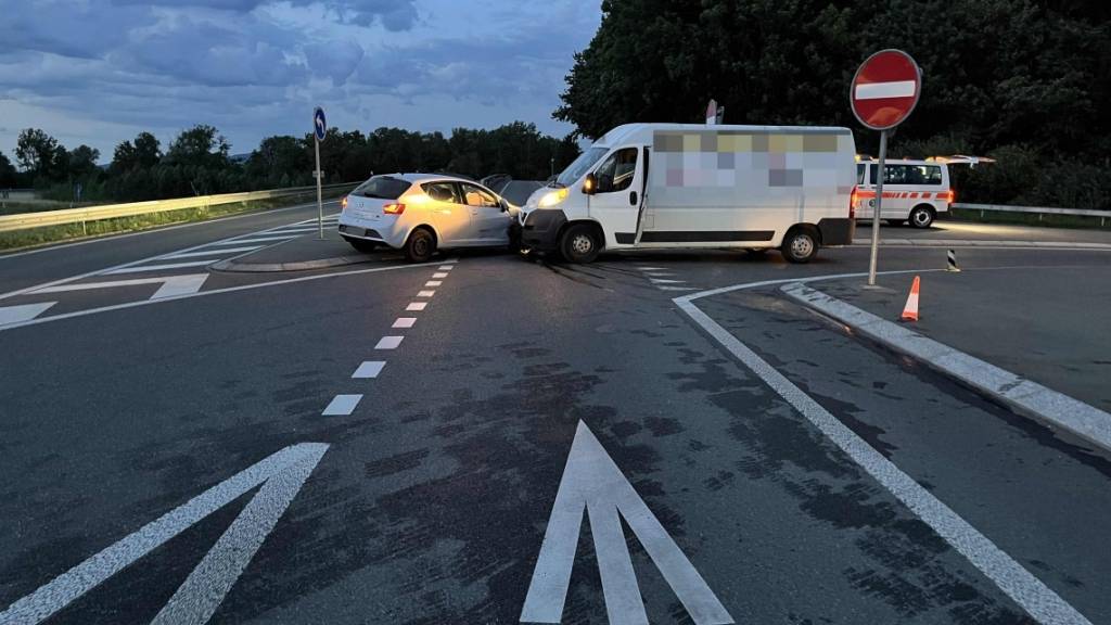 Eine fahrunfähige Lieferwagenfahrerin ohne gültigen Führerausweis ist am Mittwochabend bei der Autobahnausfahrt St. Margrethen SG mit einem Auto kollidiert. Der entstandene Sachschaden beläuft sich laut Polizei auf rund 30'000 Franken.