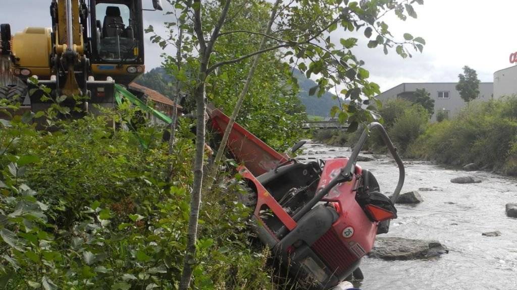 Baumaschine hilft Bauarbeiter: Mit einem Bagger konnte ein Mann, der in Einsiedeln mit seinem Fahrzeug in den Fluss Alp fuhr und eingeklemmt wurde, befreit werden.