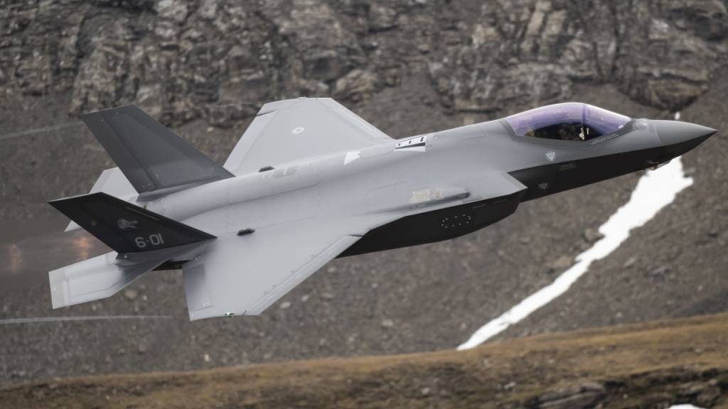 Ein italienischer F-35-Kampfjet am Axalp-Fliegerschiessen im Berner Oberland. Starten die neuen Kampfjets regelmässig in der Schweiz, braucht es zusätzliche Lärmschutzmassnahmen. (Archivbild)