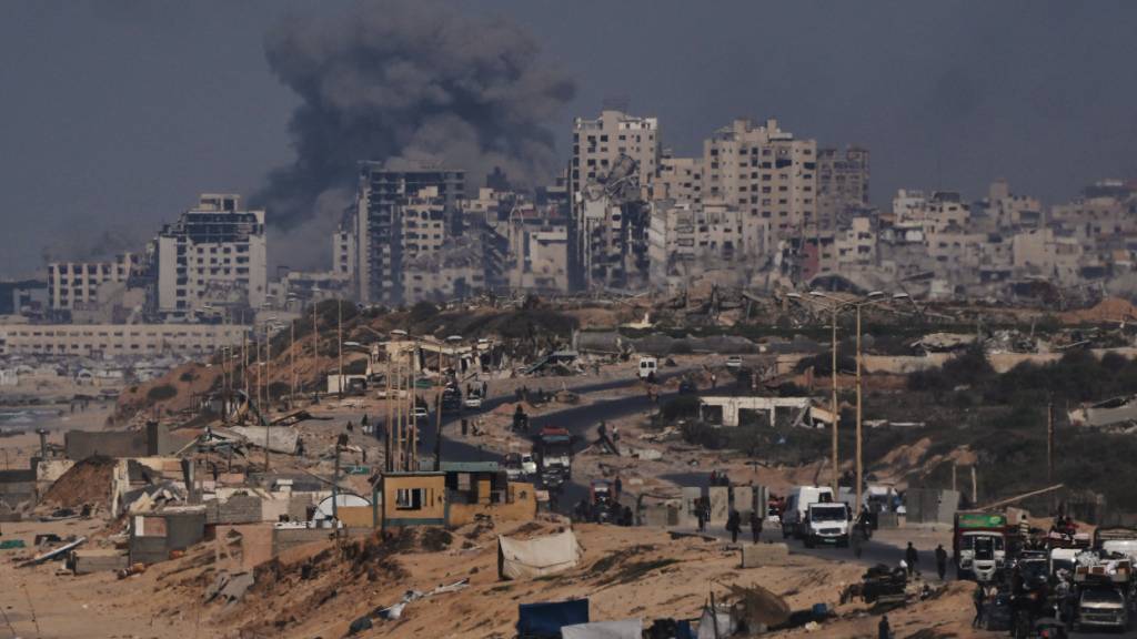 dpatopbilder - Rauch steigt nach einem israelischen Militärschlag in Stadt Gaza auf. Foto: Abdel Kareem Hana/AP/dpa