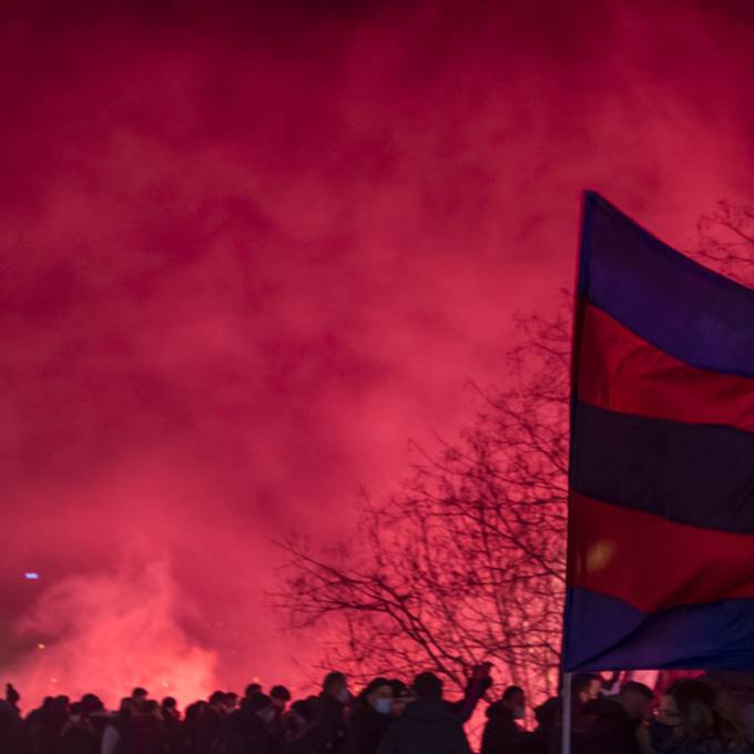 3'500 FCB-Fans demonstrieren vor dem Stadion gegen Vereinsführung