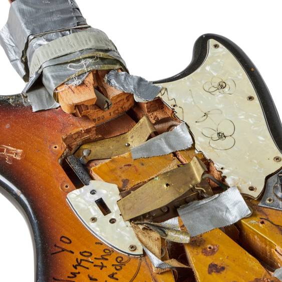 Diese kaputte Gitarre ist grad für 500'000 Dollar versteigert worden