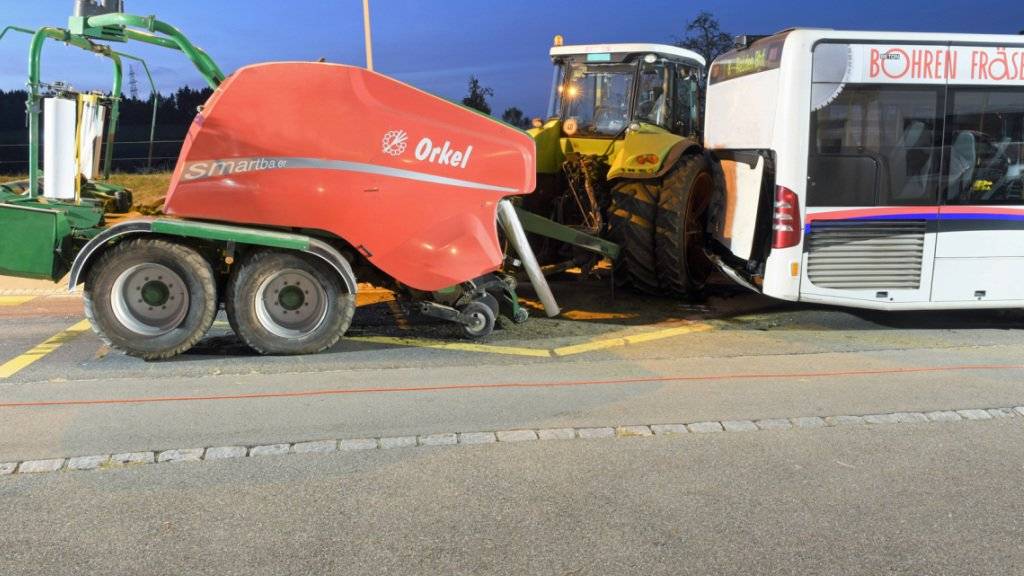 Der Traktorfahrer konnte nicht mehr rechtzeitig bremsten und prallte ins Heck des stehenden Linienbusses in Pfaffnau.