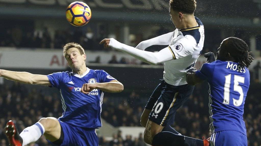 Tottenhams Dele Alli (Mitte) trifft per Kopf zu einem seiner Tore gegen Leader Chelsea