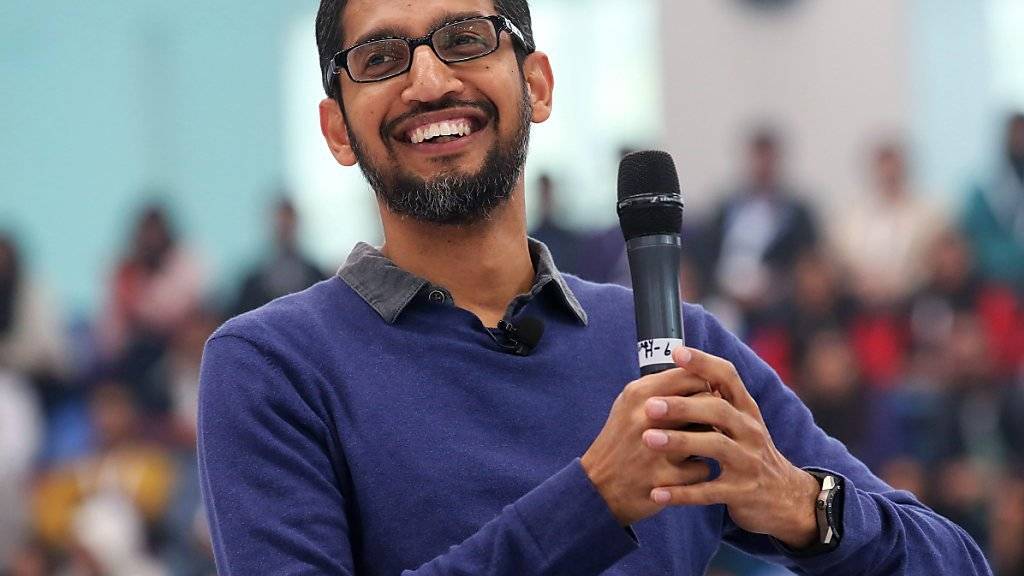Hat allen Grund zur Freude: Google-Chef Sundar Pichai, hier im Gespräch mit indischen Studenten im Dezember 2015.