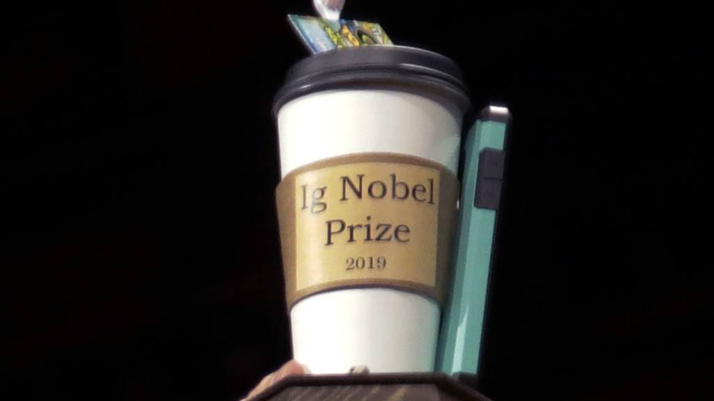 ARCHIV - Der Ig-Nobelpreis wird bei der Verleihung der «Ig-Nobelpreise» an der Harvard Universität ausgestellt. Foto: Elise Amendola/AP/dpa