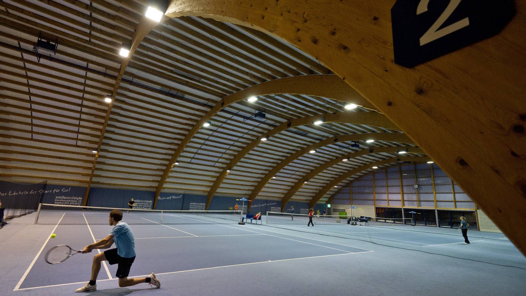 Mehrere Tennisplätze gehören zur Sportanlage Gründenmoos in St.Gallen. (Archivbild)