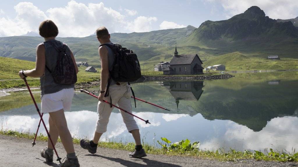 Schweiz Tourismus umwirbt einheimische Gäste. Hier Wanderer am Melchsee bei Melchsee-Frutt auf der Vier-Seen-Wanderung. (Archiv)