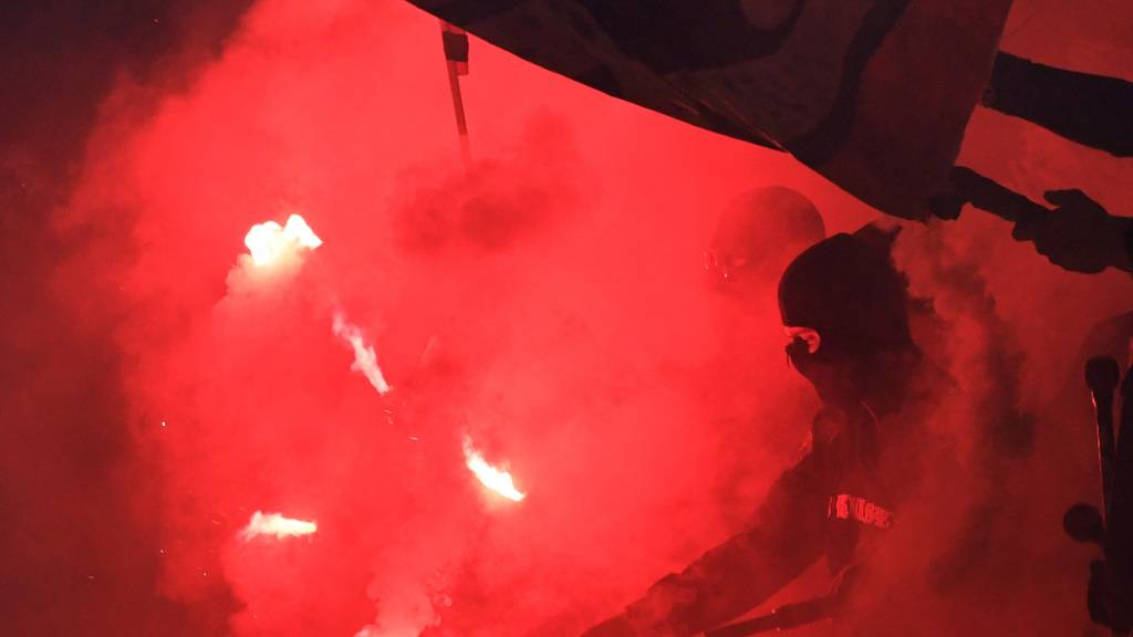 Beim Platzsturm in Prag kam auch Pyrotechnik zum Einsatz (Symbolbild)