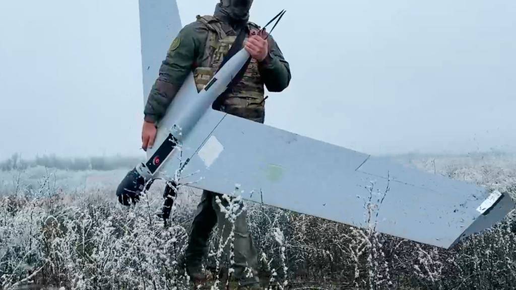 HANDOUT - Ein russischer Soldat trägt eine Drohne zum Start für einen Einsatz in der Ukraine. Foto: Uncredited/ussian Defense Ministry Press Service via AP/dpa - ACHTUNG: Nur zur redaktionellen Verwendung und nur mit vollständiger Nennung des vorstehenden Credits