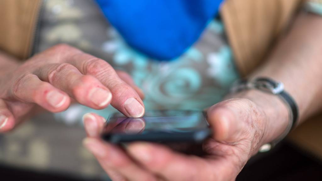 Vielen Seniorinnen und Senioren fehlt es laut einer Studie an digitaler Gesundheitskompetenz. (Symbolbild)