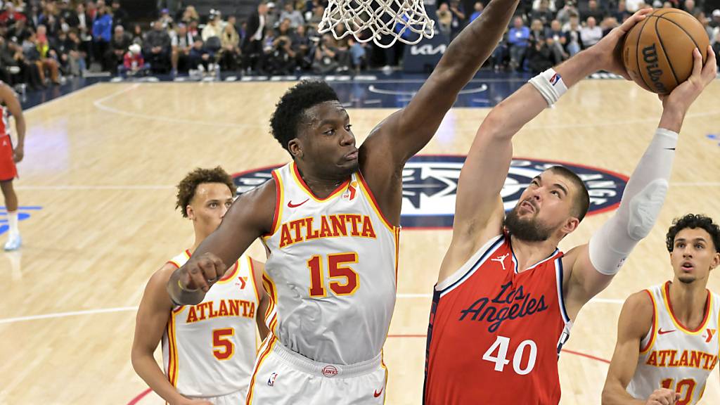 Clint Capela (15) erlebt mit den Atlanta Hawks erneut einen komplizierten Abend in Los Angeles