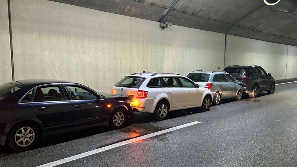 Vier Autos sind im Rathausentunnel der A14 verunglückt.