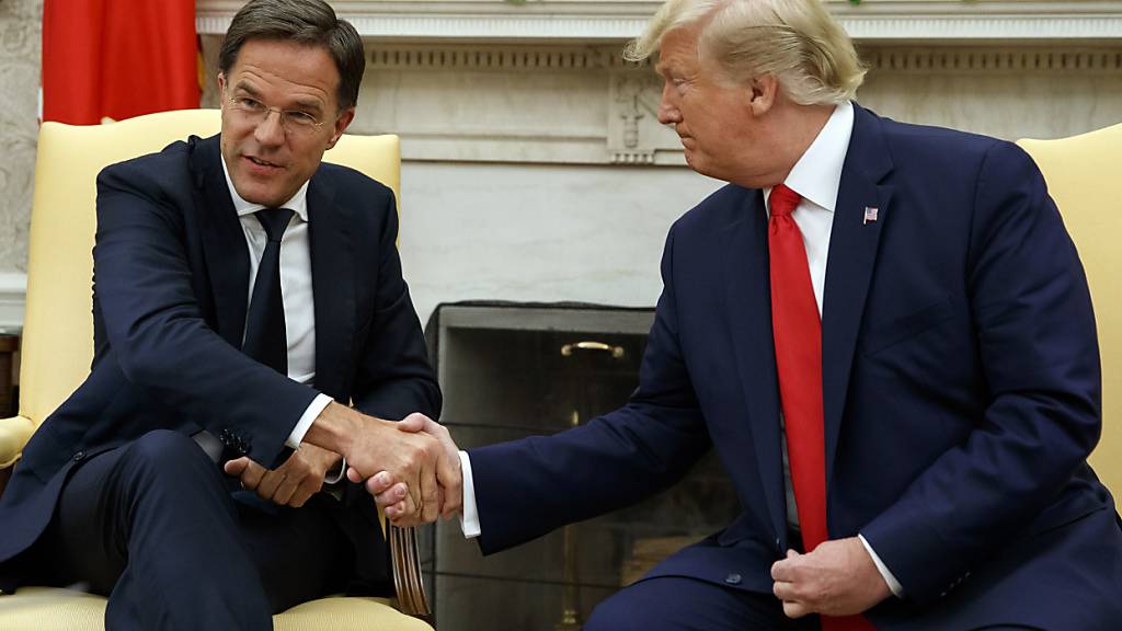 ARCHIV - Donald Trump (r) und Mark Rutte 2019 in Washington. Foto: Alex Brandon/AP/dpa