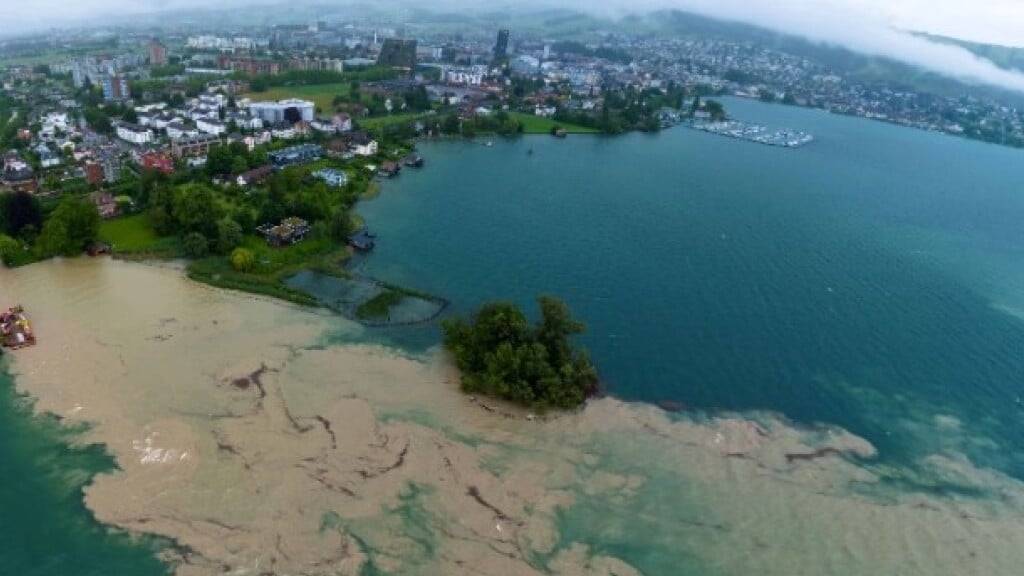 Luftaufnahme der Einmündung der Lorze in den Zugersee.