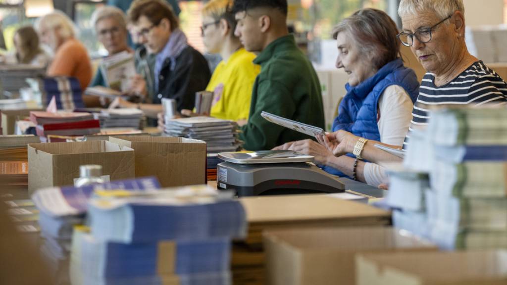 25 Tonnen Wahl- und Werbematerial der Parteien für den Verwaltungskreis Oberaargau wurden von einer Stiftung verpackt. (Archivbild)