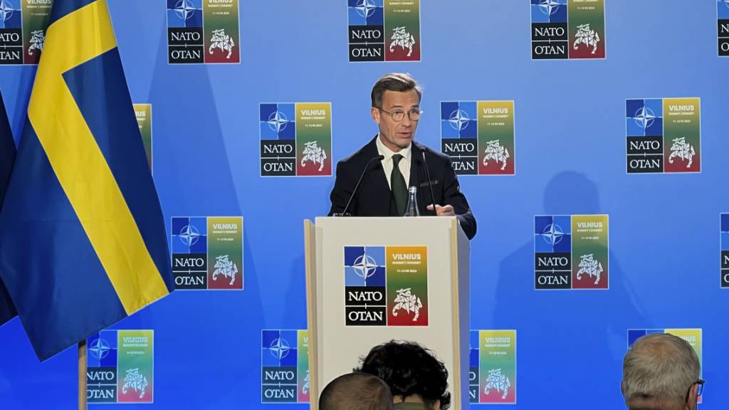 Schwedens Ministerpräsident Ulf Kristersson spricht bei einer Pressekonferenz. Foto: Sylvain Plazy/AP