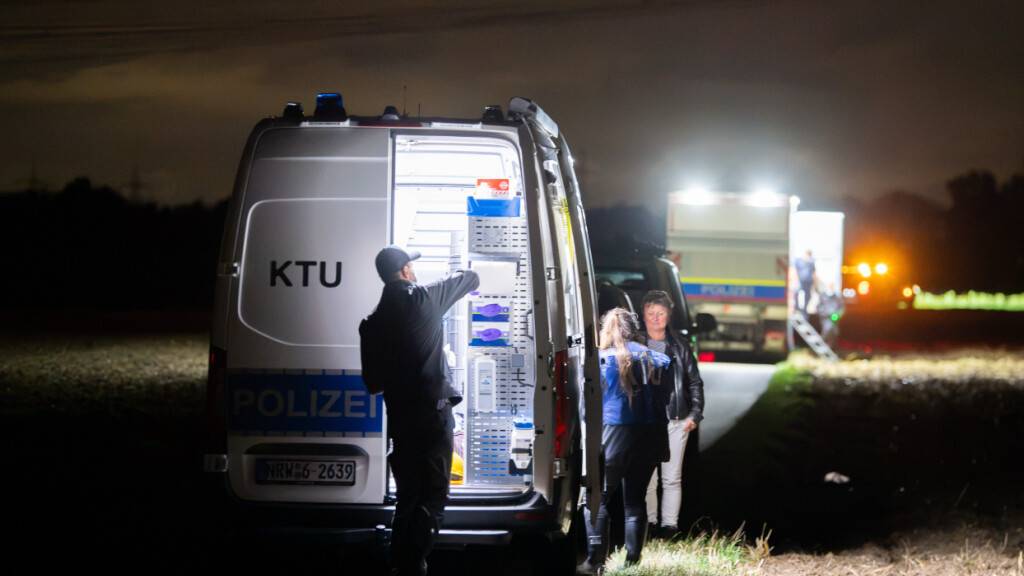 dpatopbilder - Kriminaltechniker arbeiten am Umspannwerk in Dormagen. Ein Spaziergänger hat einen verdächtigen Gegenstand an einem Umspannwerk in Dormagen zwischen Köln und Düsseldorf entdeckt. Es könne sich um eine Abschussvorrichtung handeln, sagte eine Polizeisprecherin in Neuss. Der Gegenstand werde nun von Experten untersucht, um zu klären, ob er für eine Attacke auf die Stromversorgung geeignet war. Foto: Alexander Franz/dpa