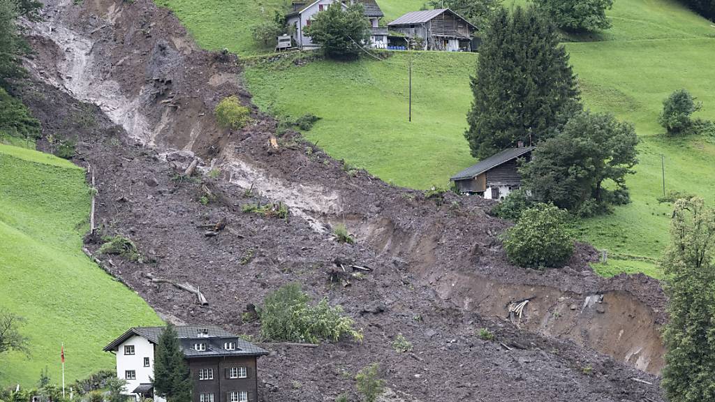 Geröll- und Schlammassen haben mindestens sechs Häuser in Schwanden GL verschüttet und insgesamt 38 beschädigt oder zerstört.