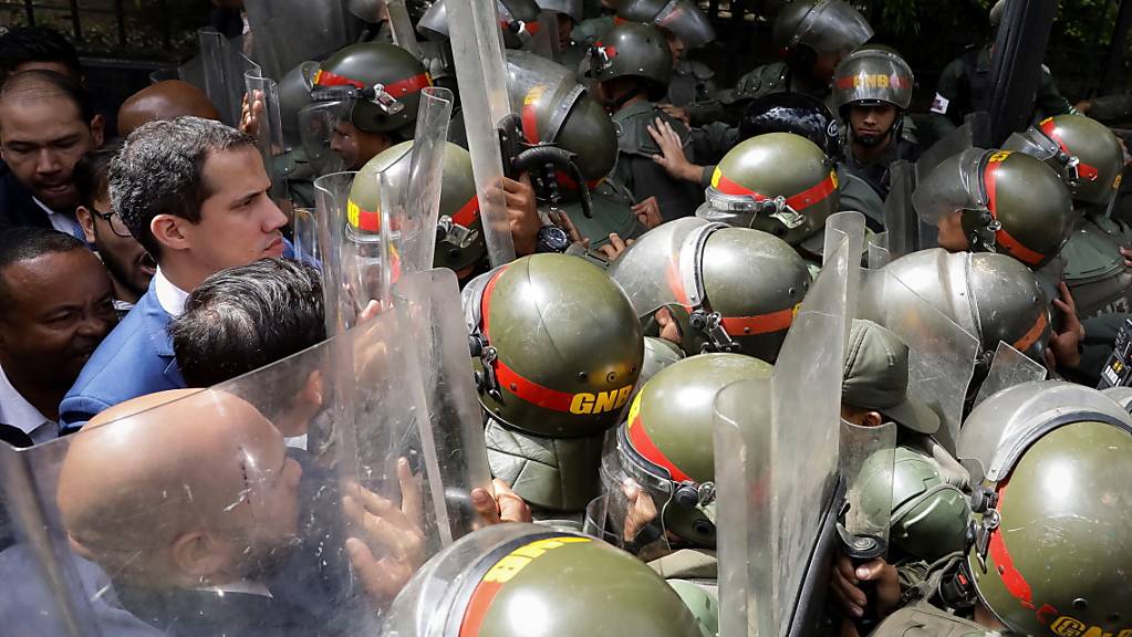 Sicherheitskräfte riegelten das Parlamentsgebäude ab und liessen etwa Juan Guaidó (links) und weitere Politiker Venezuelas am Sonntag (Ortszeit) nicht hinein.
