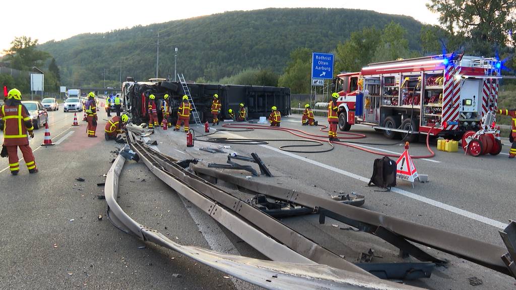 Unfall A1: Bei Olten liegt ein LKW quer über allen Fahrbahnen