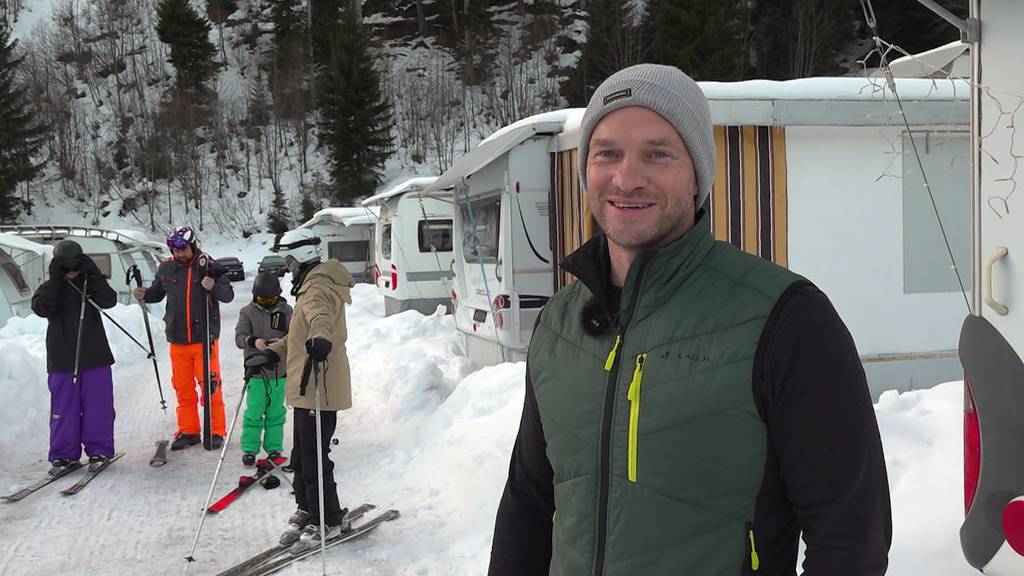 Statt am Strand auf dem Campingplatz im Schnee