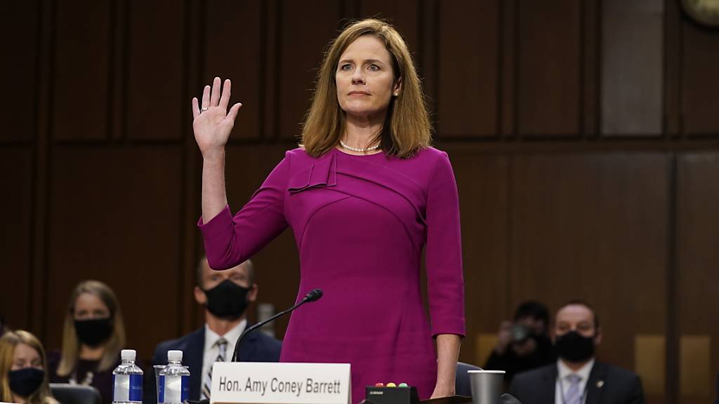 Amy Coney Barrett wird für die Anhörung vor dem Justizausschuss des US-Senats vereidigt. Foto: Patrick Semansky/AP/dpa