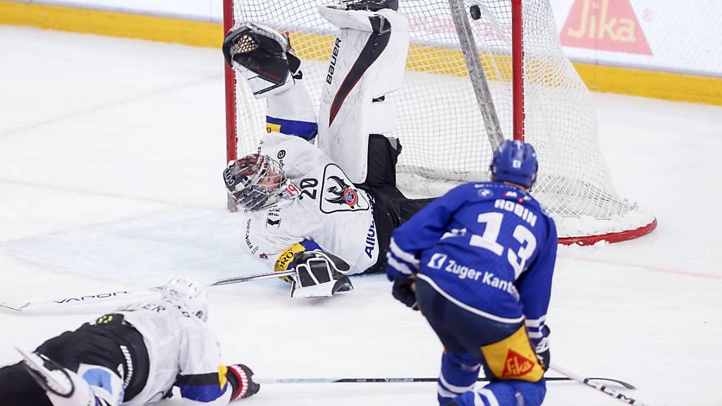 Zugs Louis Robin trifft zum 5:1 gegen Gottérons Torhüter Reto Berra