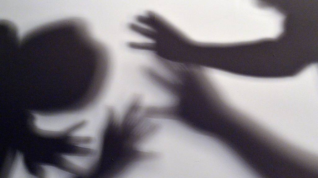 ARCHIV - In früheren Sowjetrepublik Kasachstan in Zentralasien werden Prügelattacken gegen Frauen und Kinder sowie andere häusliche Gewalt künftig als Straftat und nicht mehr nur als Ordnungswidrigkeit geahndet. Foto: Maurizio Gambarini/dpa