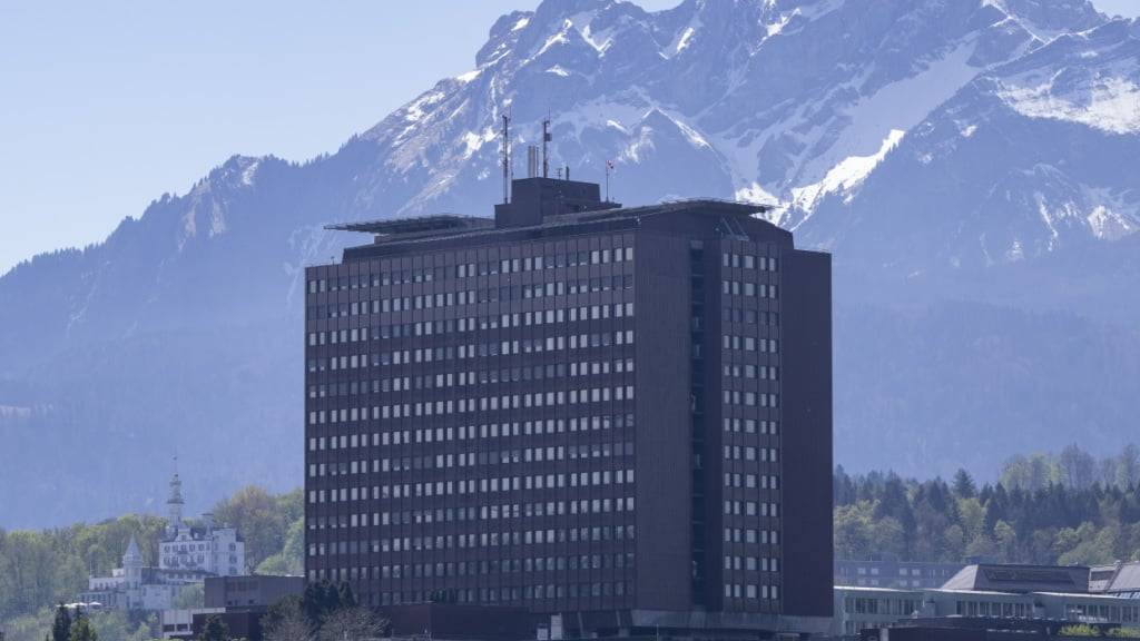 An der Zukunft des über 50 Jahre alten Hauptgebäudes des Luzerner Kantonsspitals scheiden sich die Geister. (Archivaufnahme)