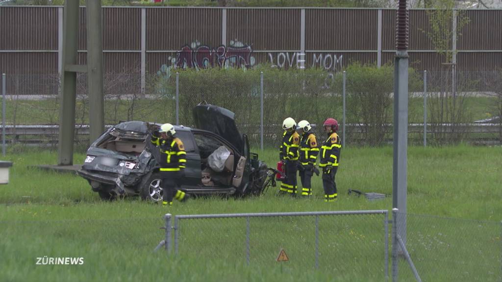 Unfall nach Verfolgungsjagd: In Waltherswil fliegt ein Auto über einen Zaun und in ein Elektrizitätswerk