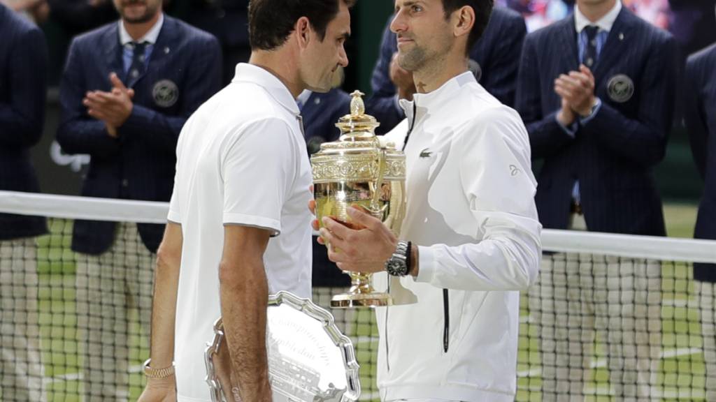 Das Bild, das Schweizer Tennisfans noch immer schmerzt: Vor zwei Jahren gewinnt Novak Djokovic im Wimbledonfinal, nachdem Roger Federer im fünften Satz zwei Matchbälle nicht nützen konnte