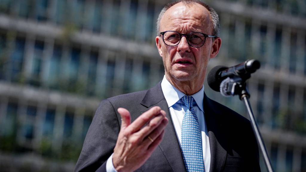 Bundeskanzler Friedrich Merz (CDU) gibt am Rande seines Besuchs bei dem Unternehmen Bosch ein Pressestatement. Das ist der letzte Station der Indien-Reise. Es ist die erste größere Asien-Reise des Kanzlers seit seinem Amtsantritt im Mai. Foto: Kay Nietfeld/dpa