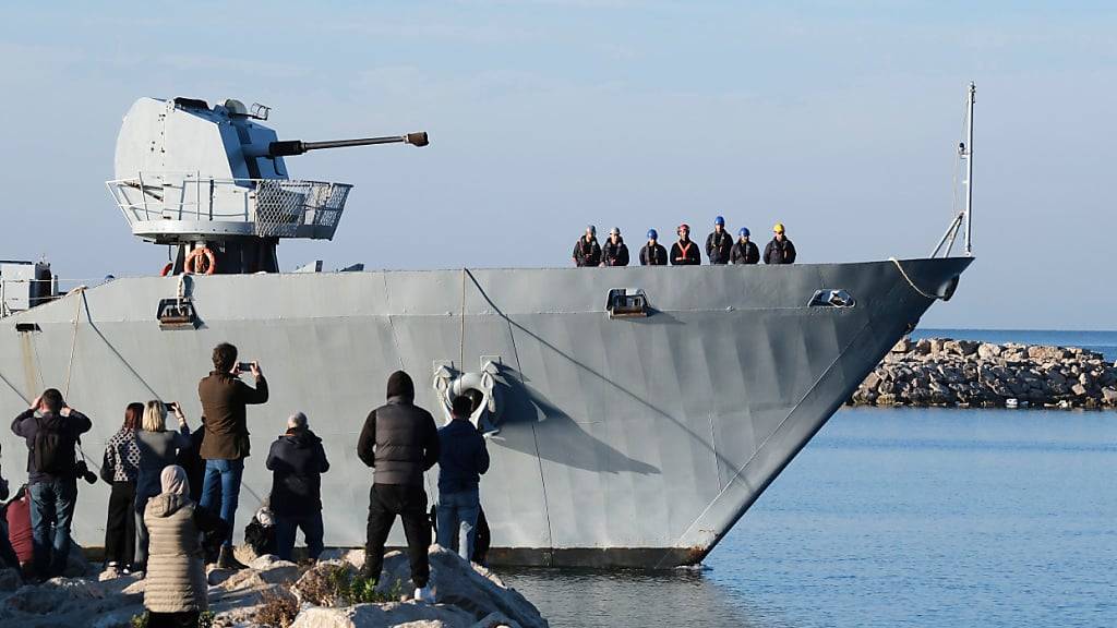 dpatopbilder - Das italienische Marineschiff läuft mit acht Migranten an Bord im Hafen der albanischen Stadt Shengjin ein. Foto: Vlasov Sulaj/AP/dpa