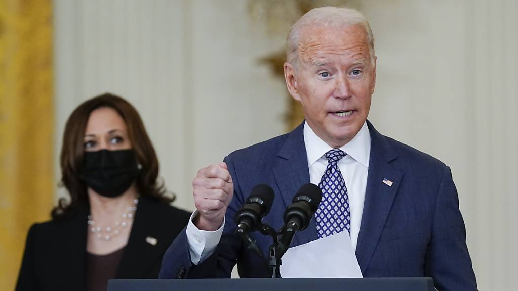 Der US-Präsident Joe Biden äußert sich im Beisein von Vizepräsidentin Kamala Harris zu den Evakuierungen aus Afghanistan. Angesichts der Lage in Afghanistan hat Biden seine Wochenendpläne geändert. Er werde nicht in das Haus der Familie nach Wilmington reisen, teilte das Weisse Haus mit.