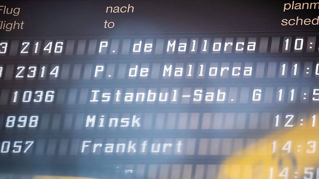 Zwei Abflüge nach Palma de Mallorca sind auf einer Flughafen-Anzeigetafel zu sehen. Foto: Moritz Frankenberg/dpa