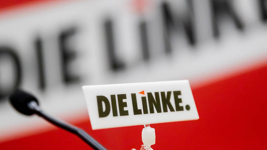 ARCHIV - Das Logo der Partei Die Linke ist bei einem Sonderparteitag der Berliner Linken an einem Mikrofon zu sehen. Foto: Christoph Soeder/dpa