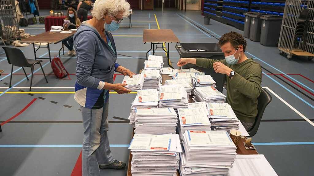 Zwei Personen sortieren in Nijmegen Wahlscheine. Foto: JEROEN JUMELET/ANP/dpa