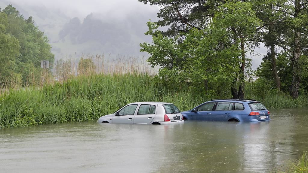 Die Hochwasser der vergangenen Tage haben in der Schweiz nur punktuell zu Schäden geführt. Wenn wegen der Klimaveränderung künftig mehr Wasser abfliesst als bei den bisher grössten Hochwassern, können die Schäden jedoch sprunghaft ansteigen. (Archivbild)