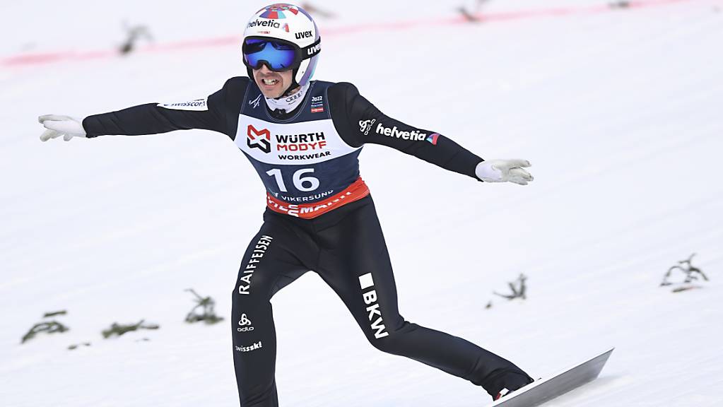 Simon Ammann, der bei dieser Landung einige Punkte verschenkt, ist aktuell der beste Schweizer an den Skiflug-Weltmeisterschaften in Norwegen.