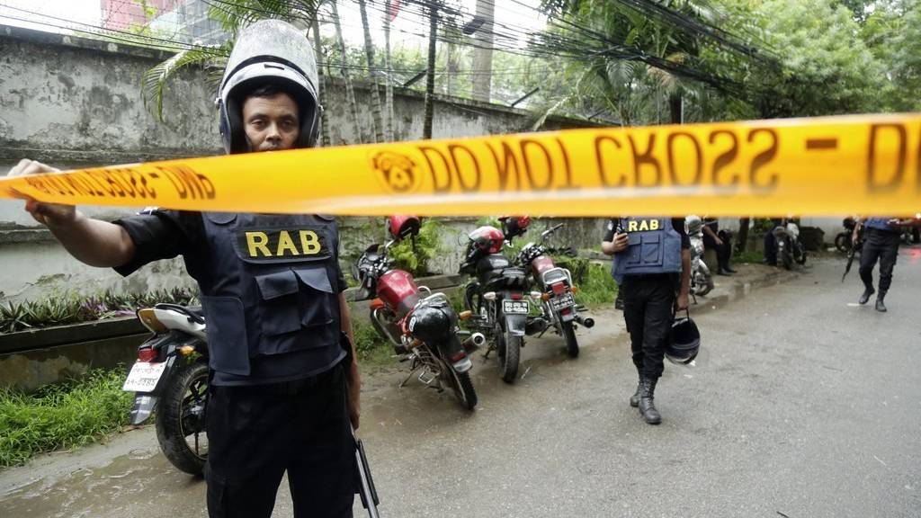 Soldaten einer Spezialeinheit riegelten das Gebiet rund um das Restaurant in Dhaka ab, wo es zu einer Geiselnahme kam.